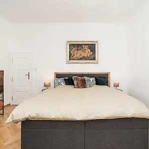 Newly Renovated 1-bed At Charles Bridge Appartamento